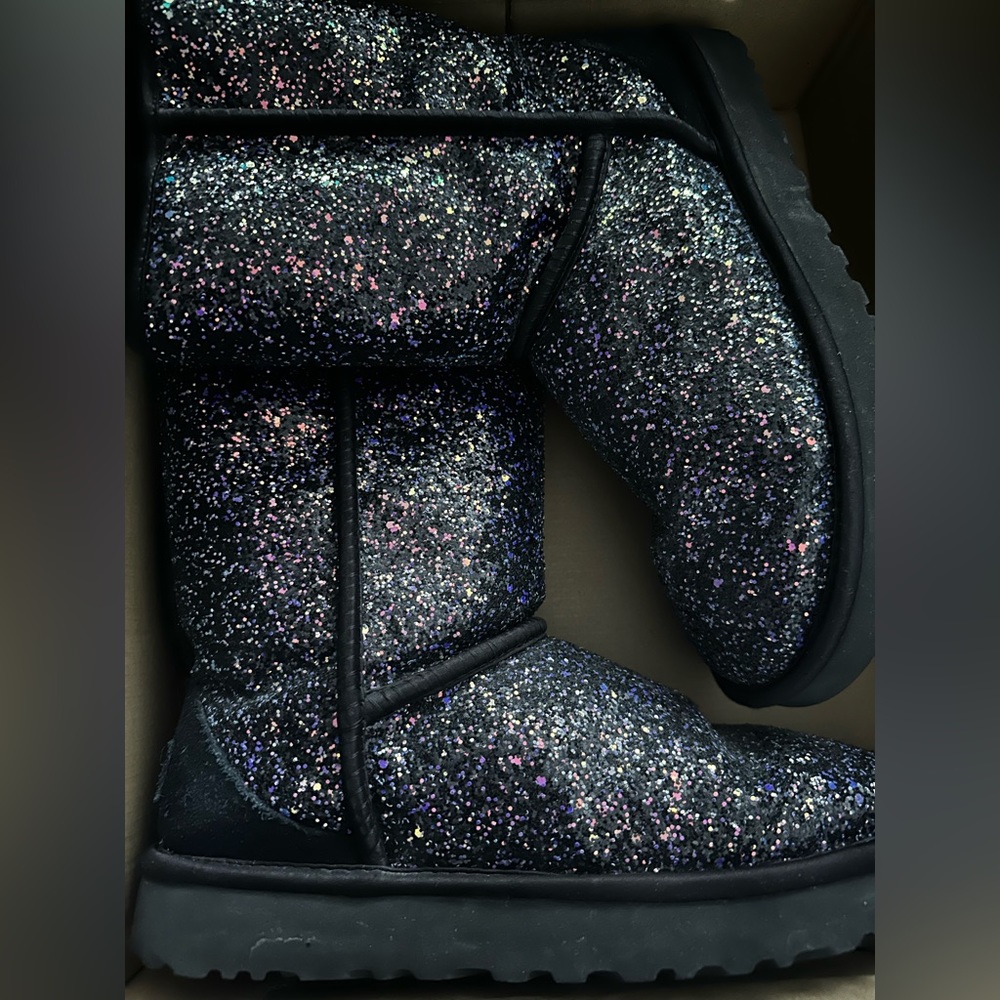 UGG Women's Classic Short Cosmos Fashion Boot, Size 9